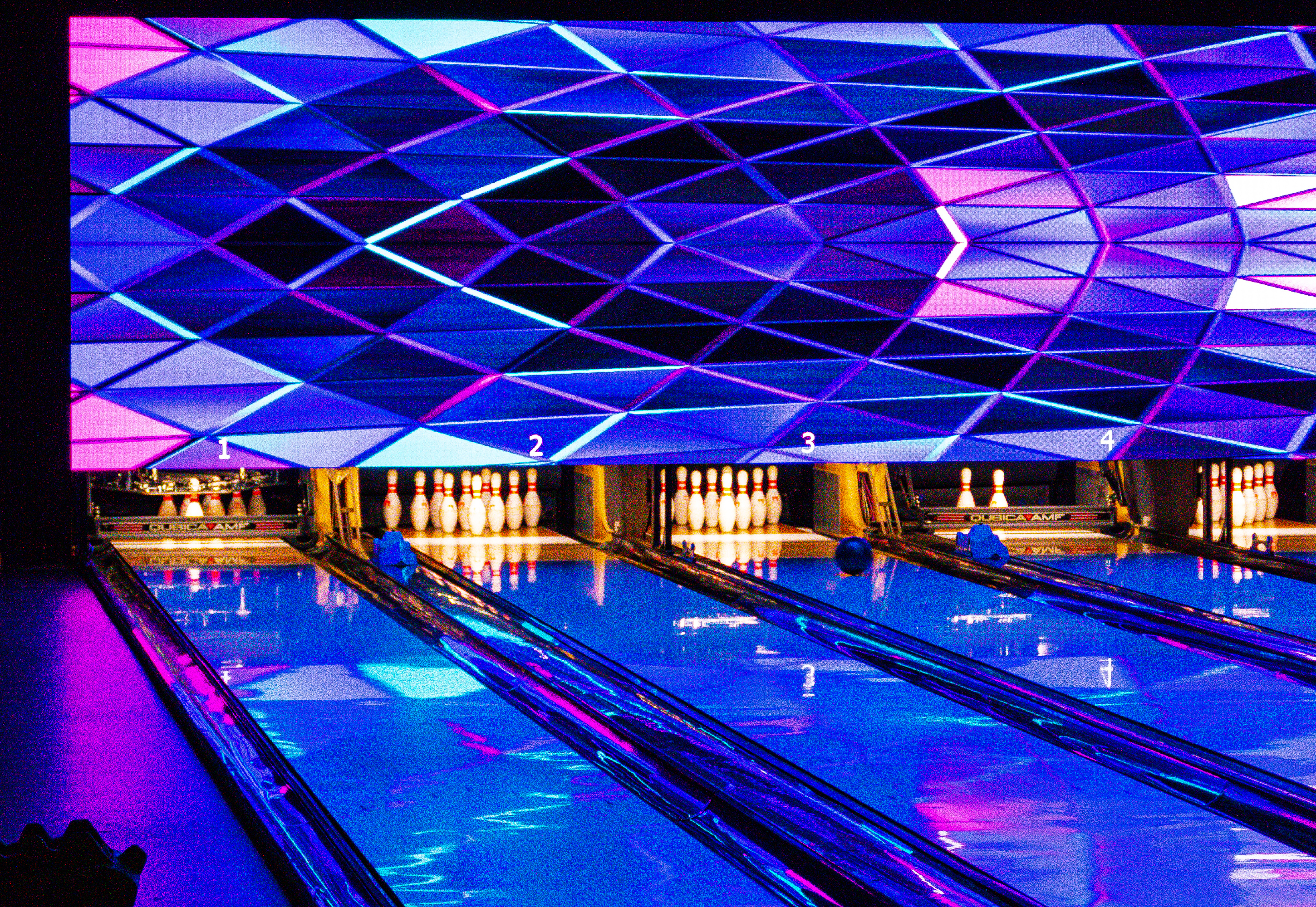 Bowlingbaan onder neonverlichting