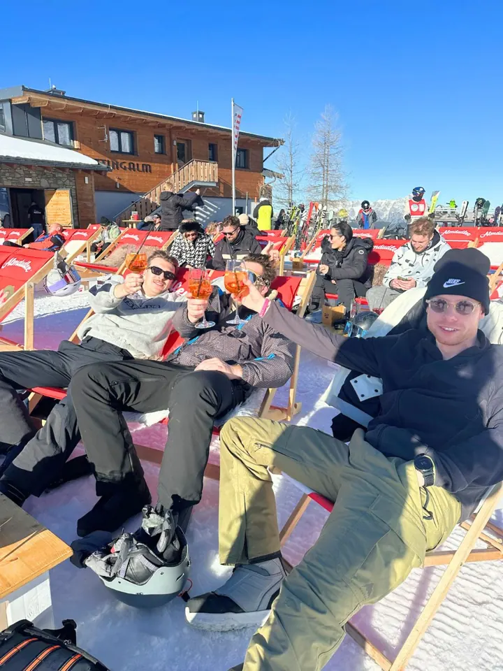 Après-ski op een zonnig terras in de bergen