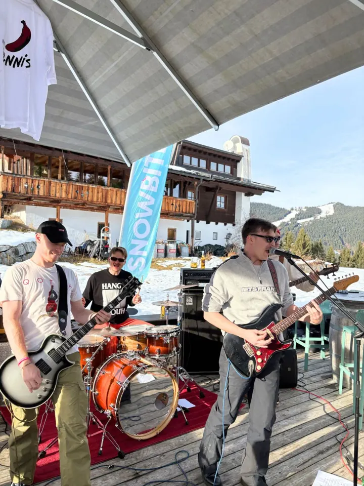 Liveband op het terras tijdens een SnowBite-event