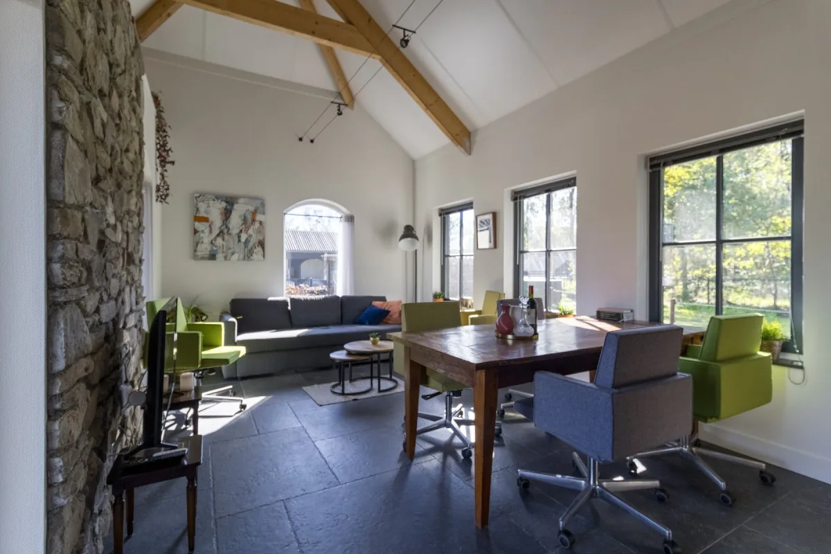 Woonkamer Klein Kolthoorn met houten balken