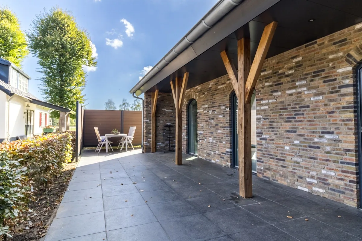 Veranda Klein Kolthoorn met uitzicht op het bos